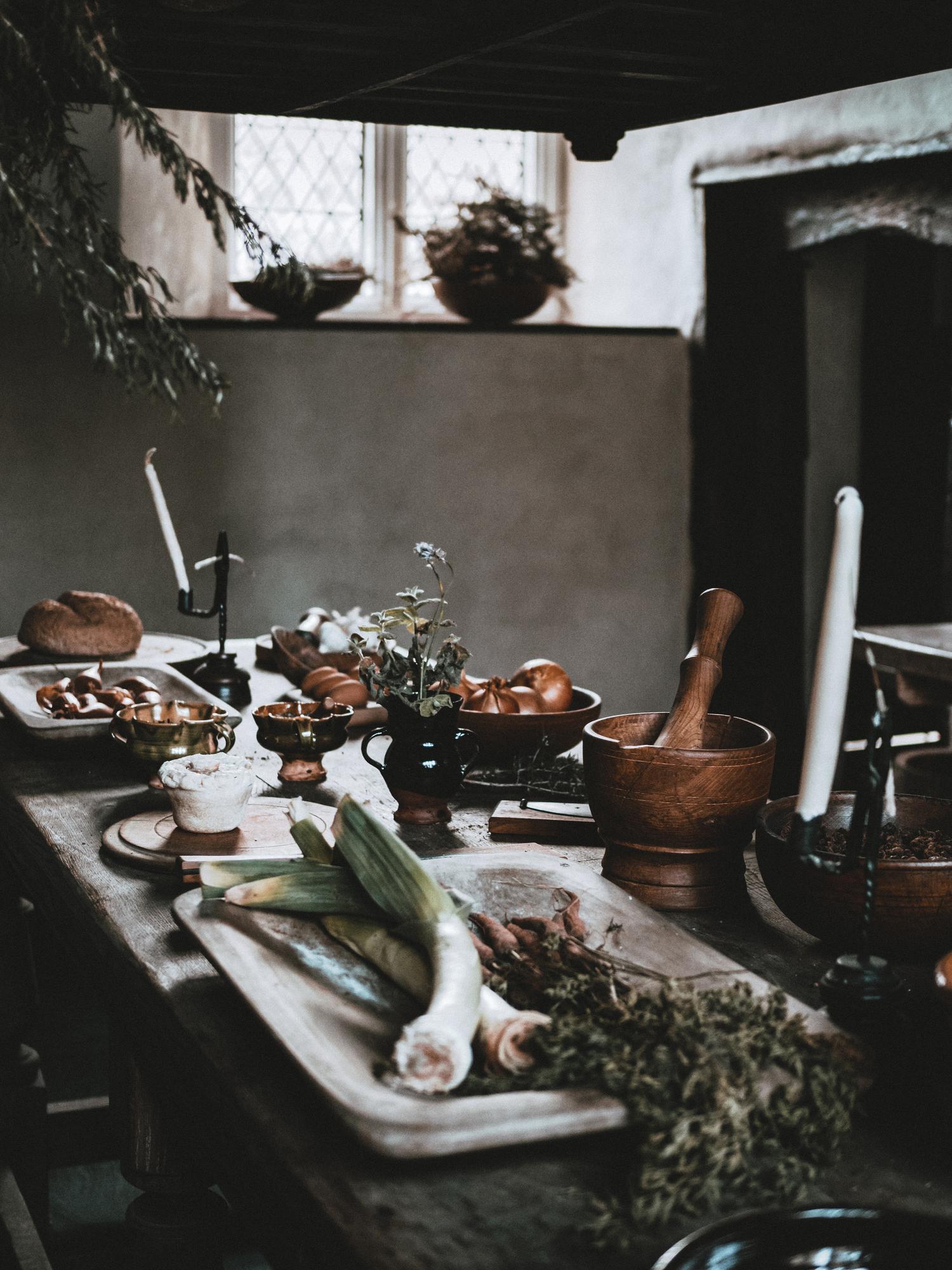 Atelier Innenraum mit gedecktem Tisch